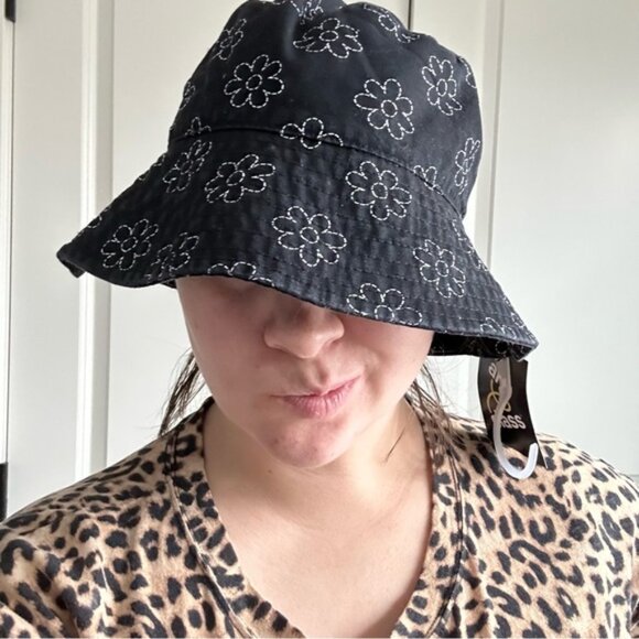 Art Class | Black & White Stitched Floral Flower Bucket Hat | Size - Picture 7 of 10